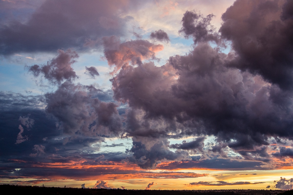 Céu e nuvens coloridas durante o pôr do sol em Brasília