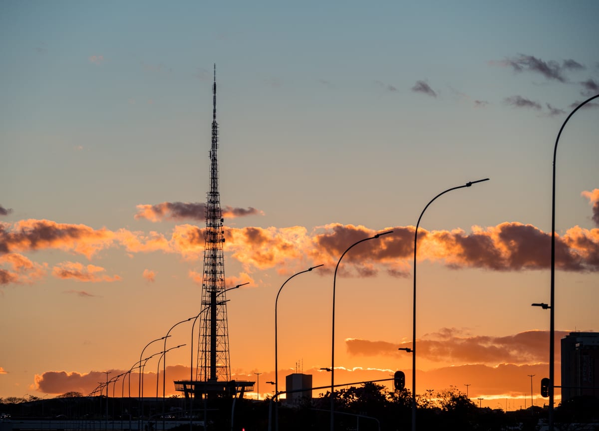 Pôr do sol e a torre de TV vistos da Esplanada dos Ministérios em Brasília