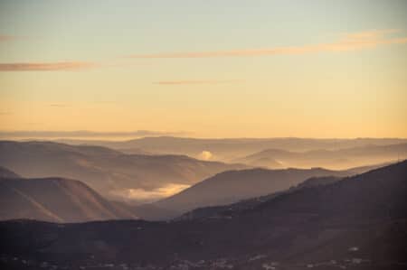 Montanhas na região do Douro, no norte de Portugal.