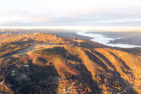 Turbinas eólicas na região do Douro, no norte de Portugal.