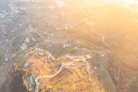 Vista aérea da região do Douro durante o amanhecer.