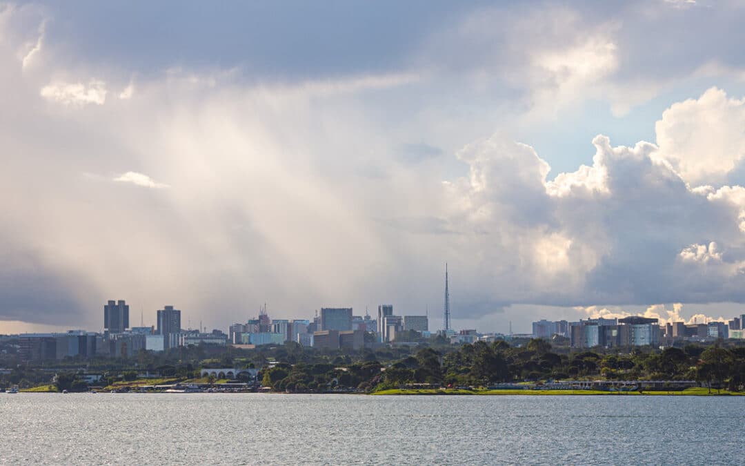 Imagem para celebrar o aniversário de Brasília de 62 anos: céu lindo e horizontes amplos
