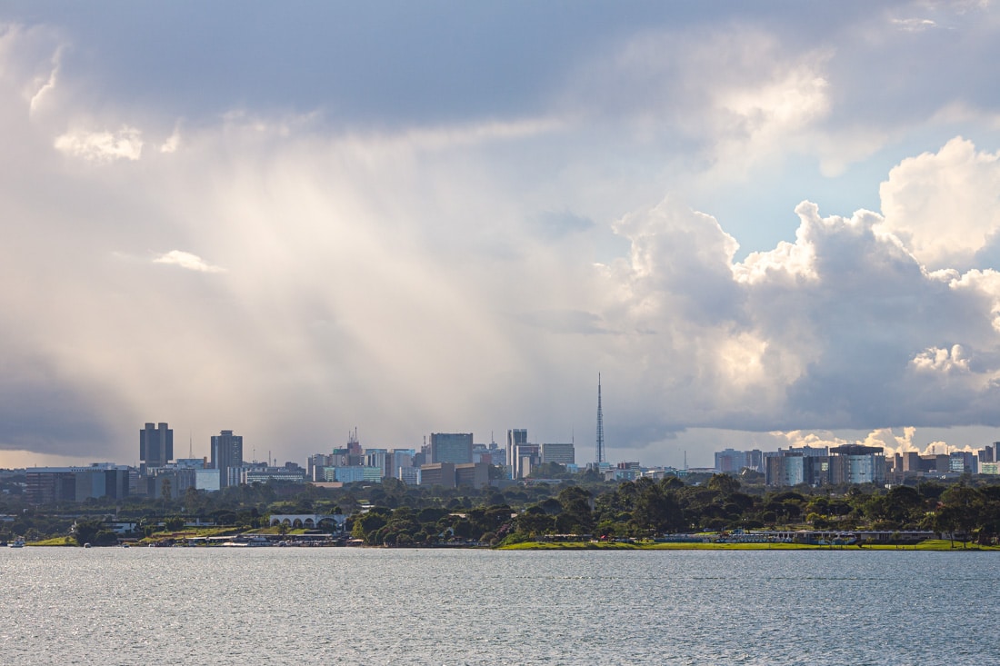 Imagem para celebrar o aniversário de Brasília de 62 anos: céu lindo e horizontes amplos