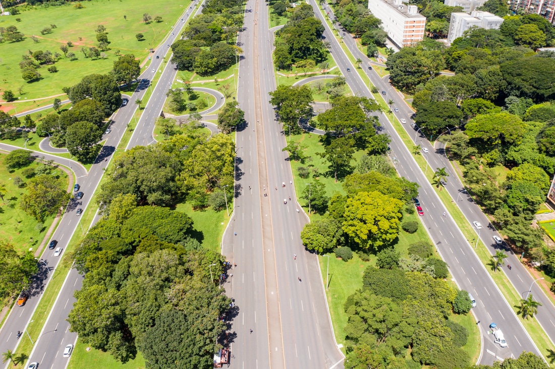 Imagem para celebrar o aniversário de Brasília de 62 anos: trânsito relativamente tranquilo na cidade
