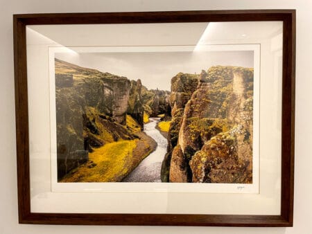 Como imprimir fotos: imagem de caminho em um cânion na Islândia