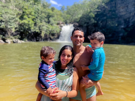 Família em frente à cachoeira Santa Maria em Pirenópolis