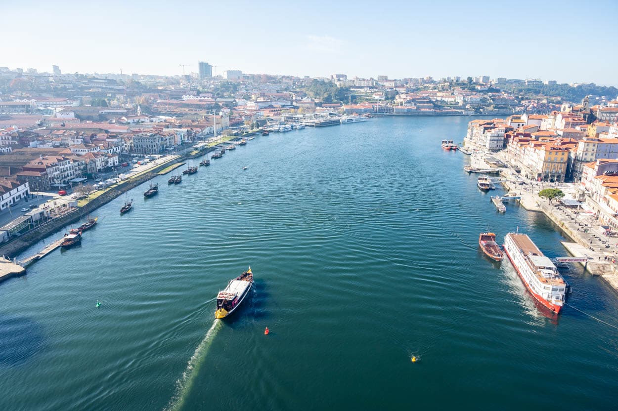 As várias vinícolas às margens do rio Douro (à esquerda) na cidade do Porto