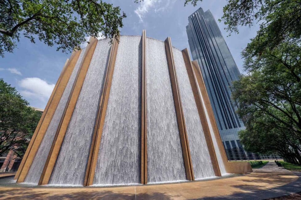 Waterwall, a fantástica cachoeira urbana no coração de Houston