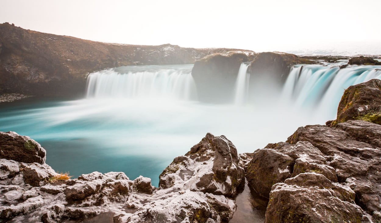 Longa exposição na cachoeira Godafoss, na Islândia