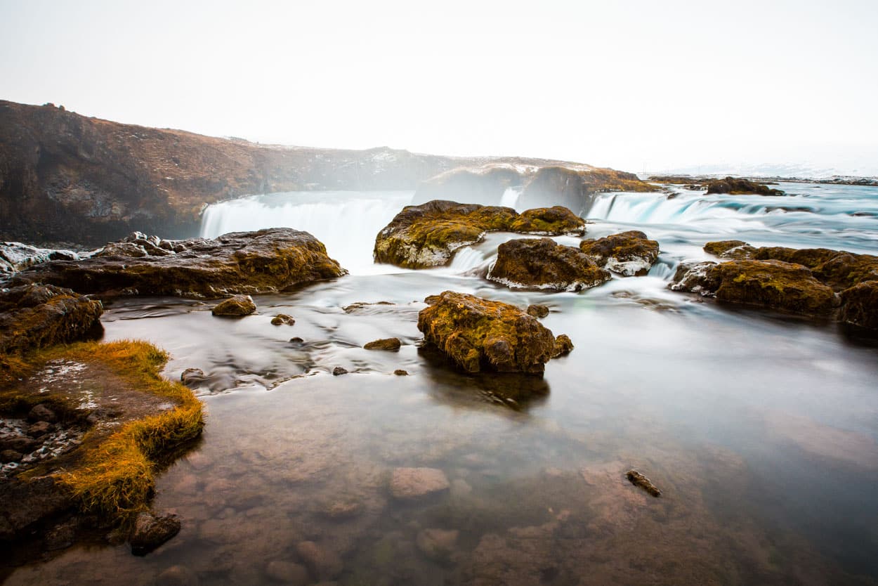 Longa exposição na cachoeira Godafoss, na Islândia