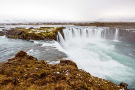 Queda d'água e poço da Godafoss, na Islândia