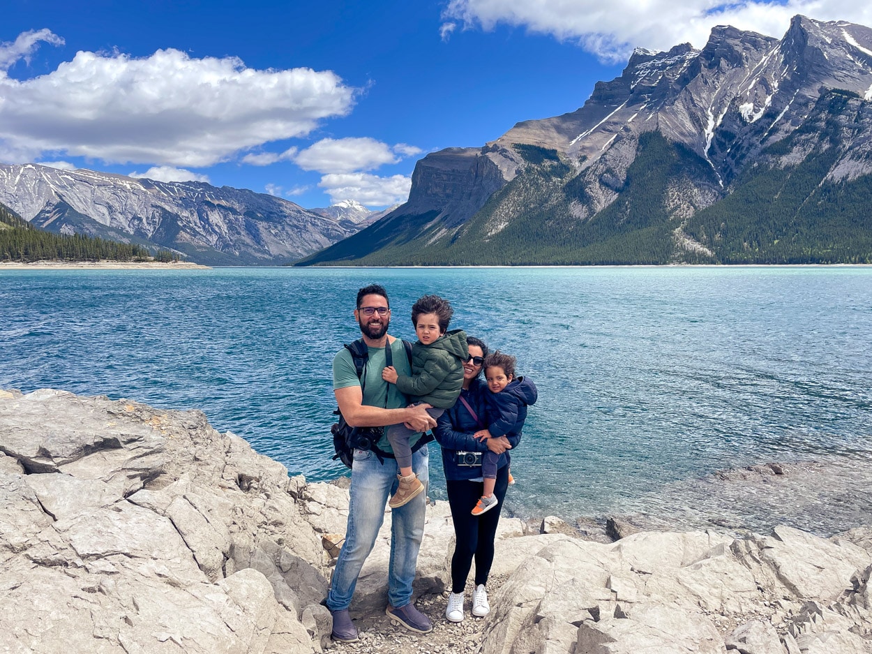 Nossa família em frente ao Lago Minnewanka, Canadá