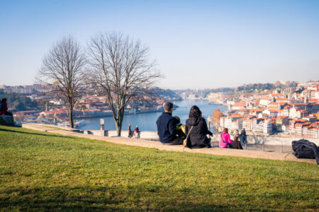 Família observando o rio Douro em Vila Nova de Gaia, ao lado da cidade do Porto, em Portugal.