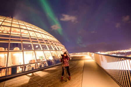 Bruna vendo a Aurora Boreal do Perlan, na Islândia.