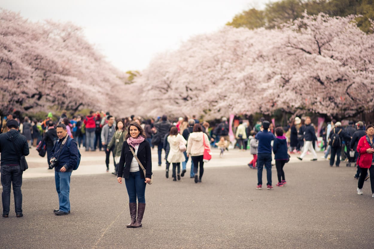 Bruna em frente a cerejeiras em Tóquio