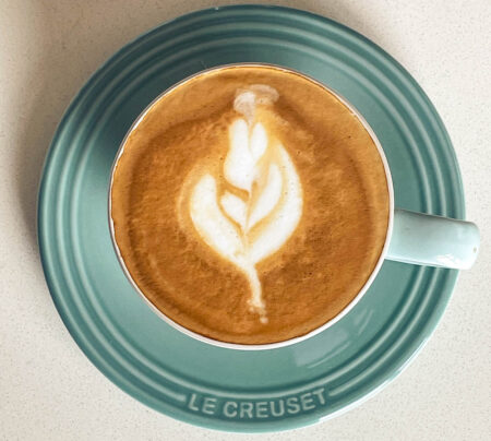 Cappuccino com latte art e caneca le creuset
