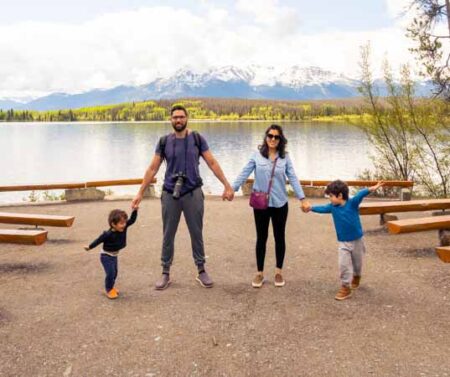 Nossa família em frente a um lago no Canadá