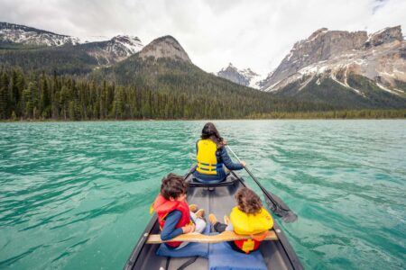 Bruna e meninos andando de canoa dentro do lago Emerald