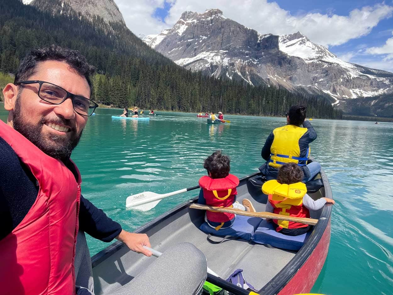 Selfie com vários paddles e canoas