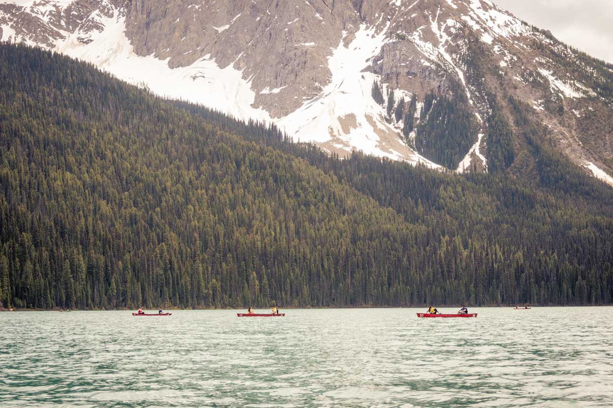 Canoas no lago Emerald, em British Columbia, no Canadá