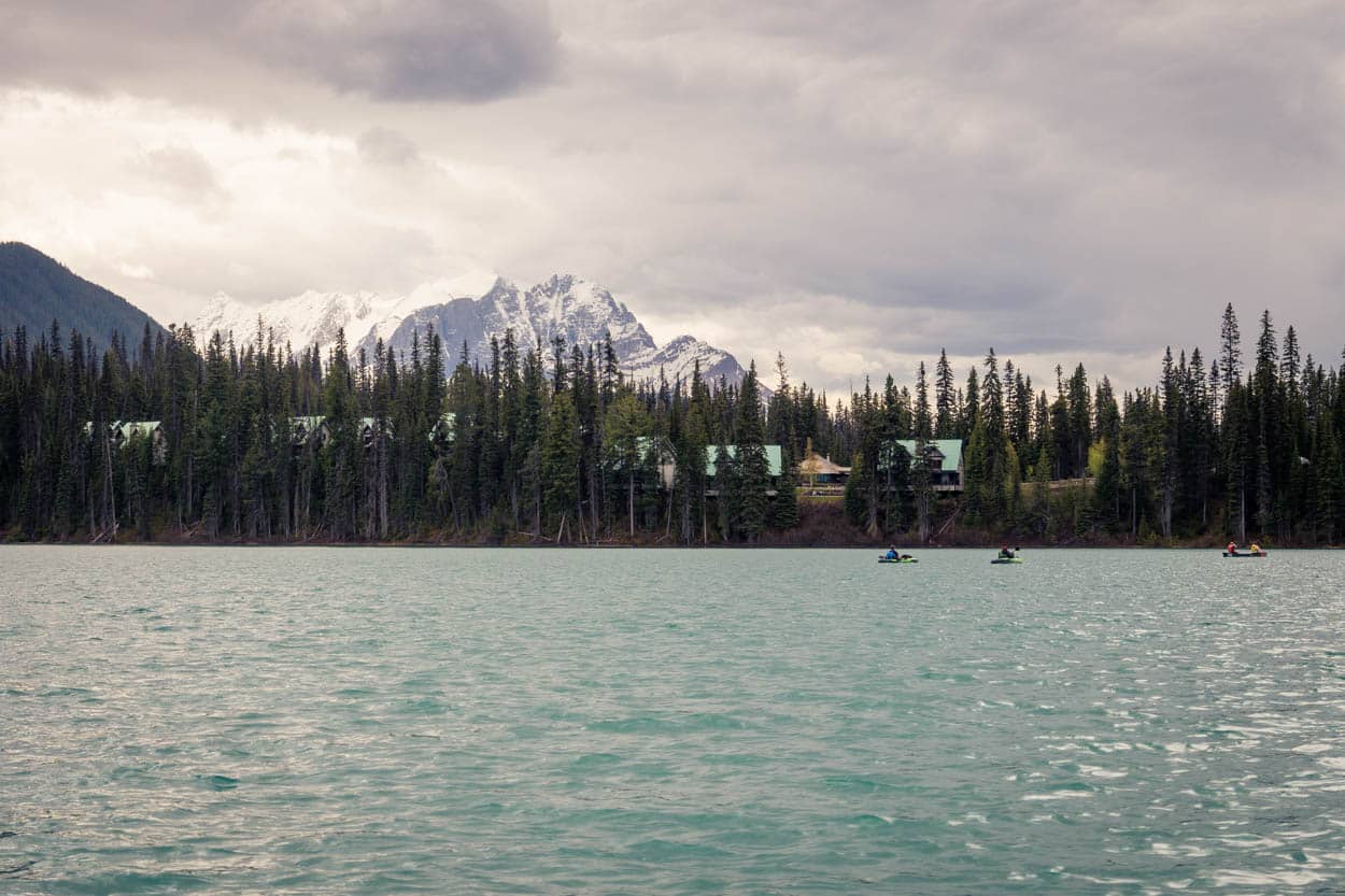 Emerald Lake Lodge visto de dentro do lago.