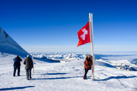 Bruna no plateau do monte Jungfrau com montanhas ao fundo