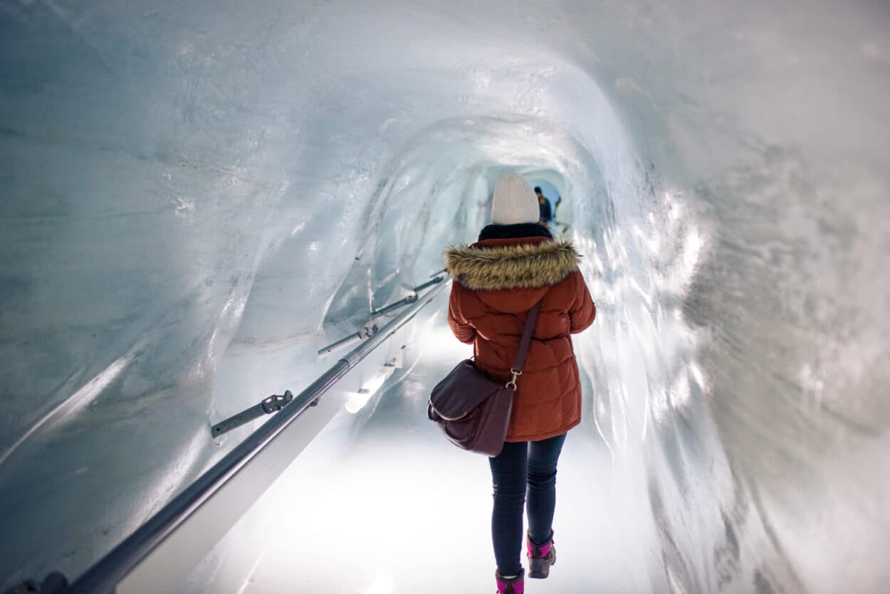 Bruna andando em um corredor de gelo, próximo ao Ice Palace