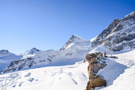 Bruna no plateau do monte Jungfrau com montanhas ao fundo
