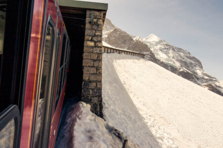Vista da janela do trem na subida para o Jungfraujoch
