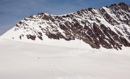 Pessoas caminhando na neve vistas do monte Jungfrau