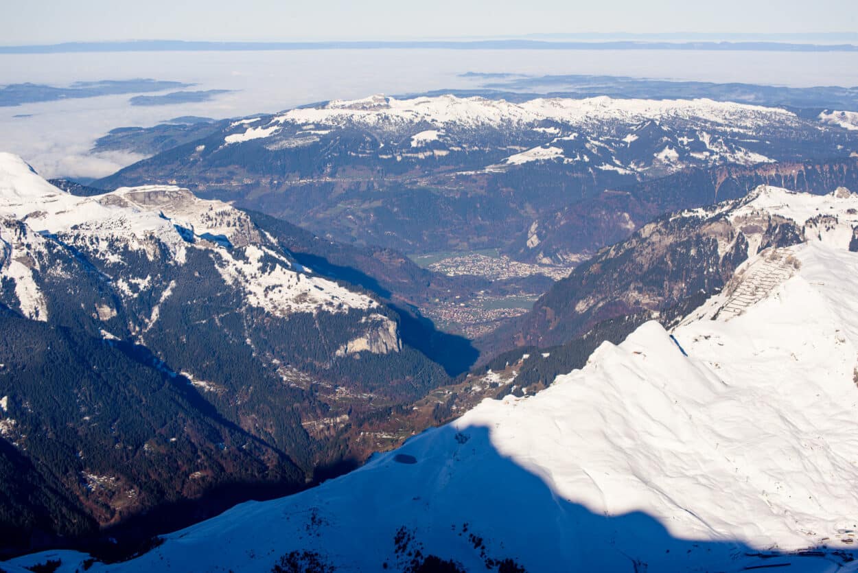 Vista de montanhas e cidades a partir do monte Jungfrau, na Suíça