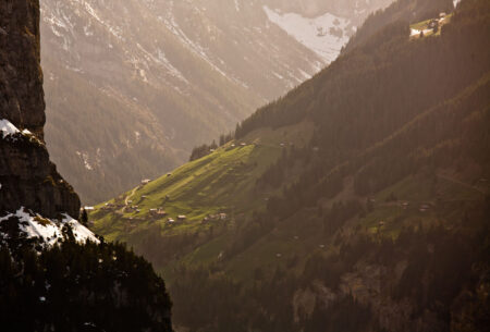 Casas em uma montanha próxima ao monte Jungfrau