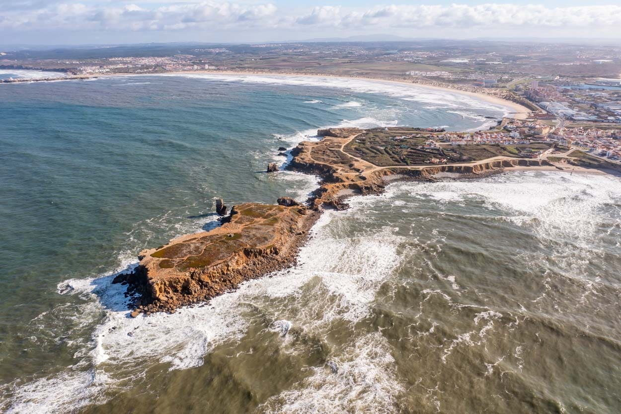 Vista aérea do Ilhéu da Papôa em Peniche, Portugal.