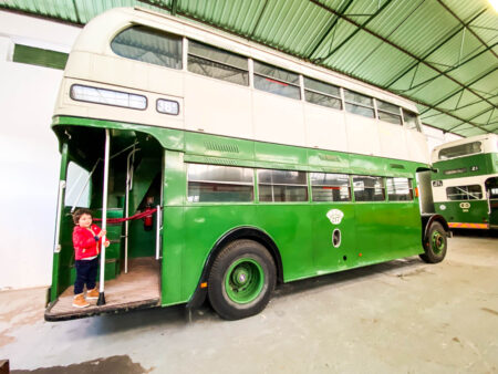 Ônibus verde no museu da Carris