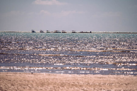 Barcos vistos da praia de Japaratinga