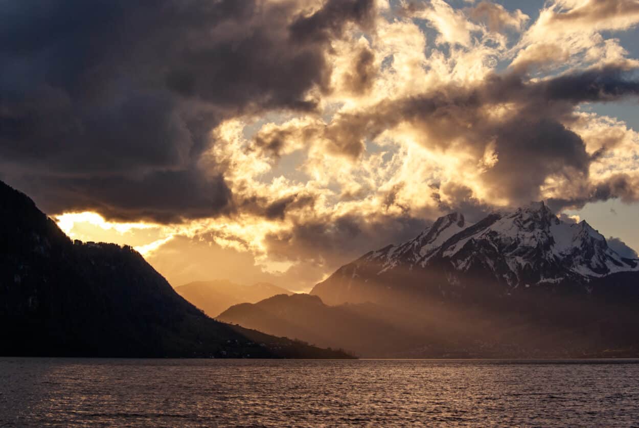 Lago Lucerna com montanhas e nuvens ao fundo