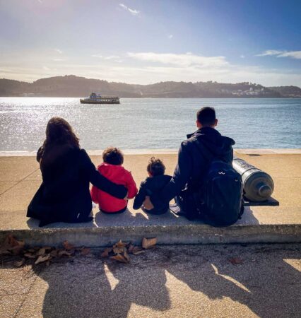 Família observando barco em Lisboa