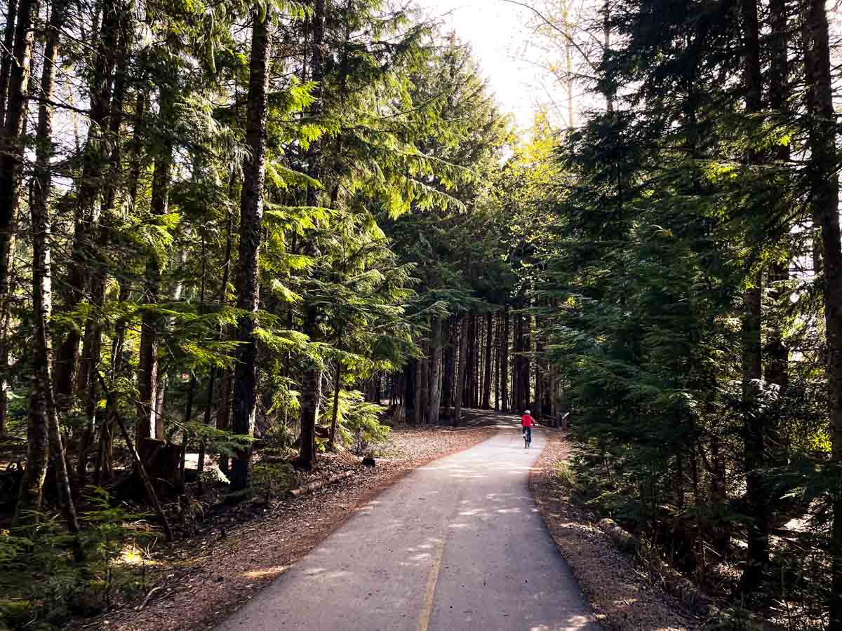 Exemplo de como tirar fotos boas com celular: Bruna andando de Bicicleta no Canadá