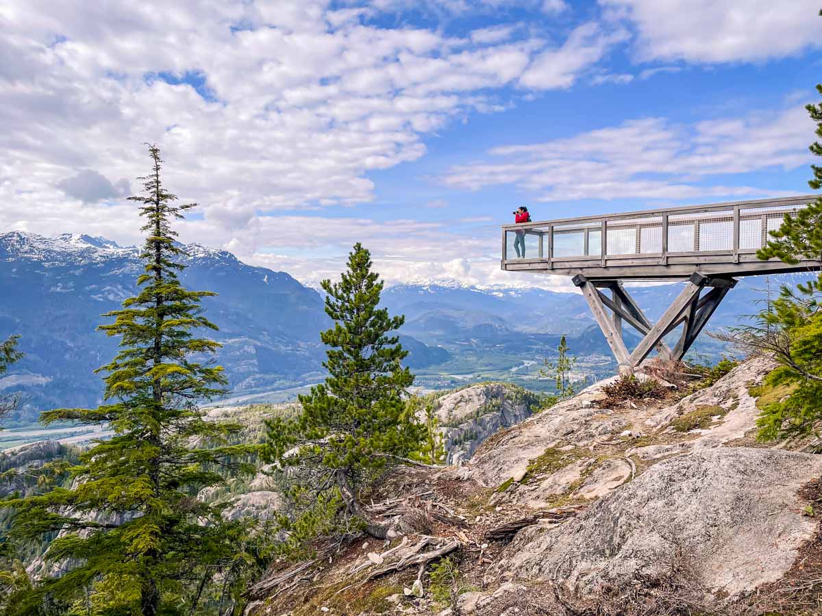 Bruna em um mirante no Canadá