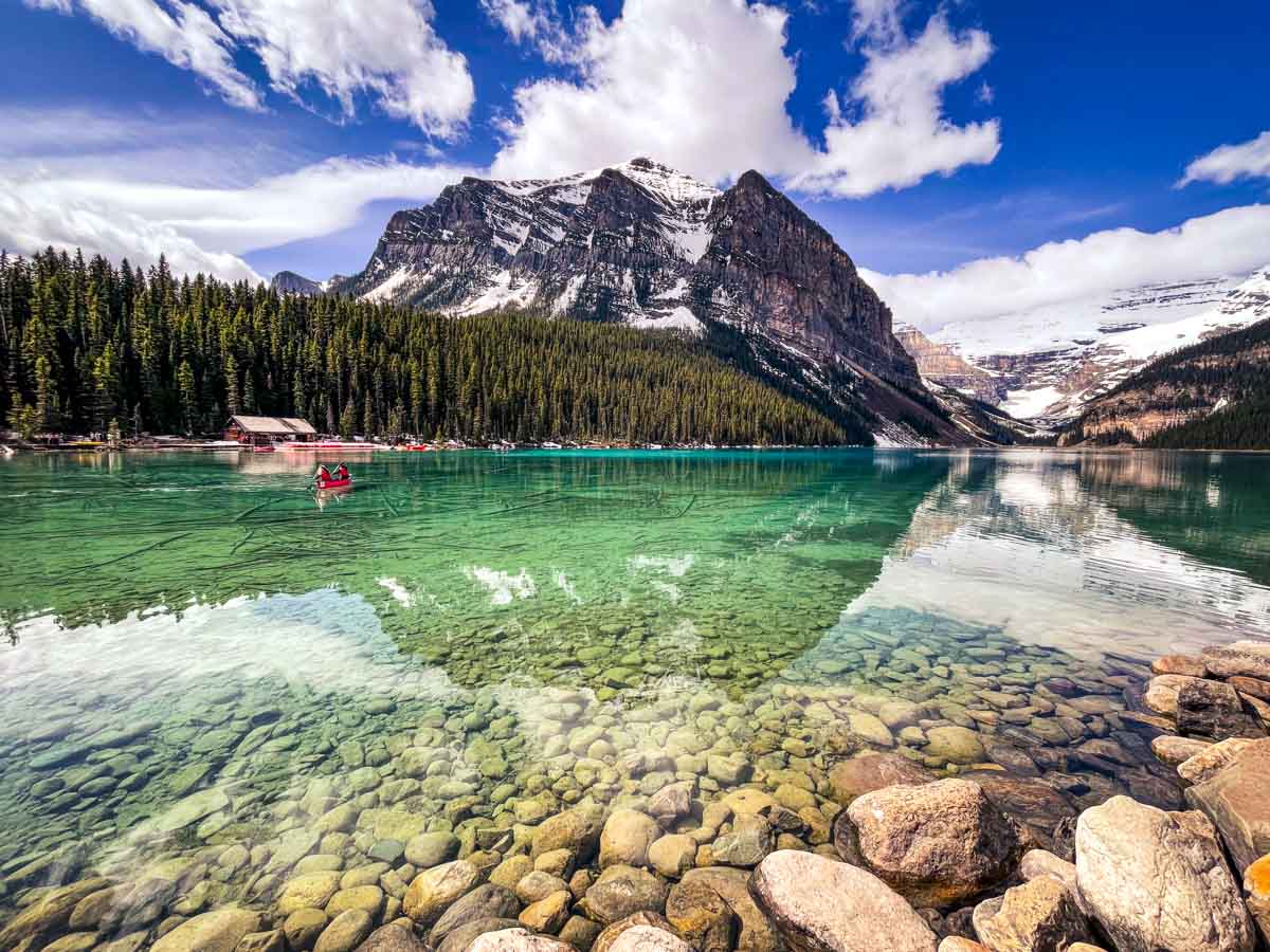 Exemplo de como tirar fotos boas com celular: montanha refletindo no lago Louise