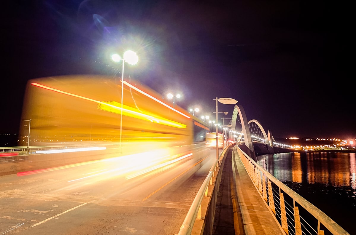 Ônibus passando na ponte JK, em Brasília