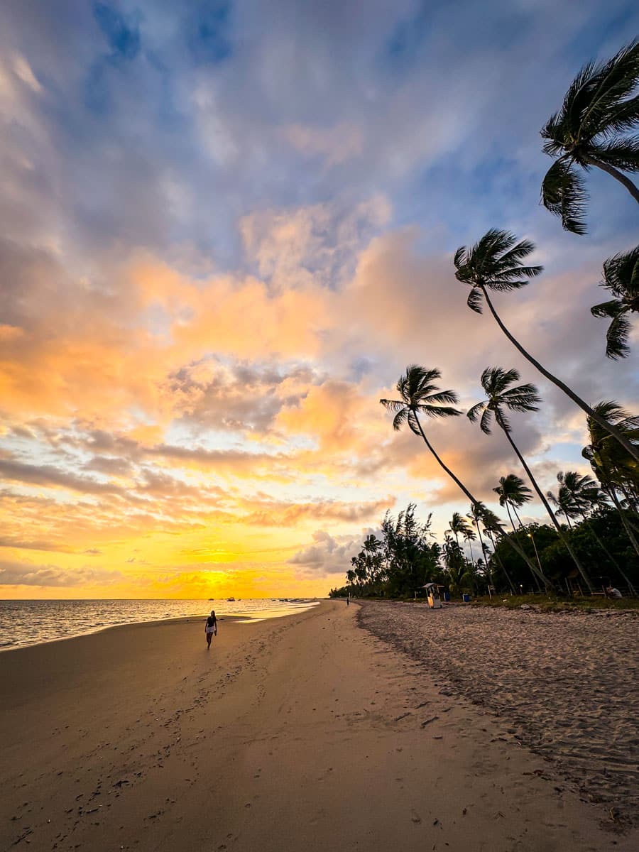 Exemplo de como tirar fotos boas com celular: praia de Carneiros no nascer do sol
