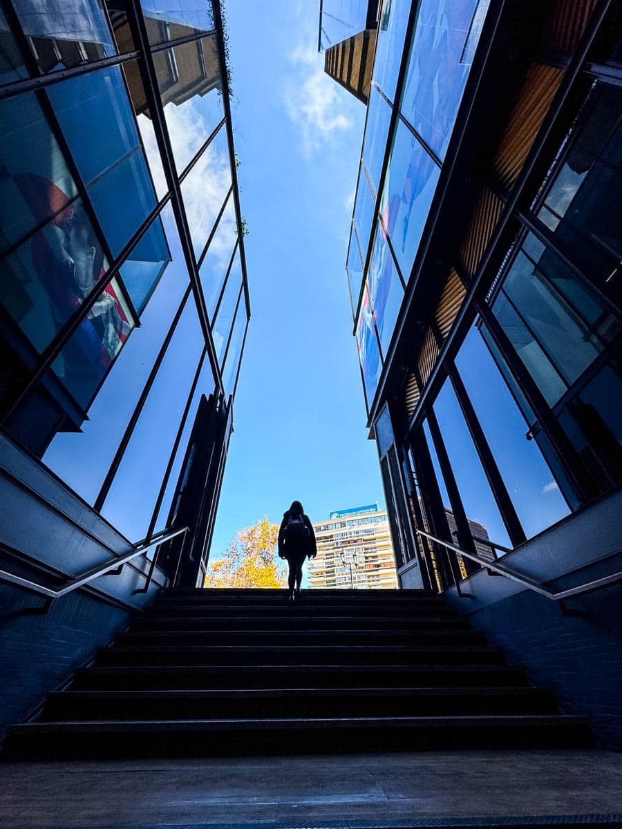 Exemplo de como tirar fotos boas com celular: Bruna entre prédios