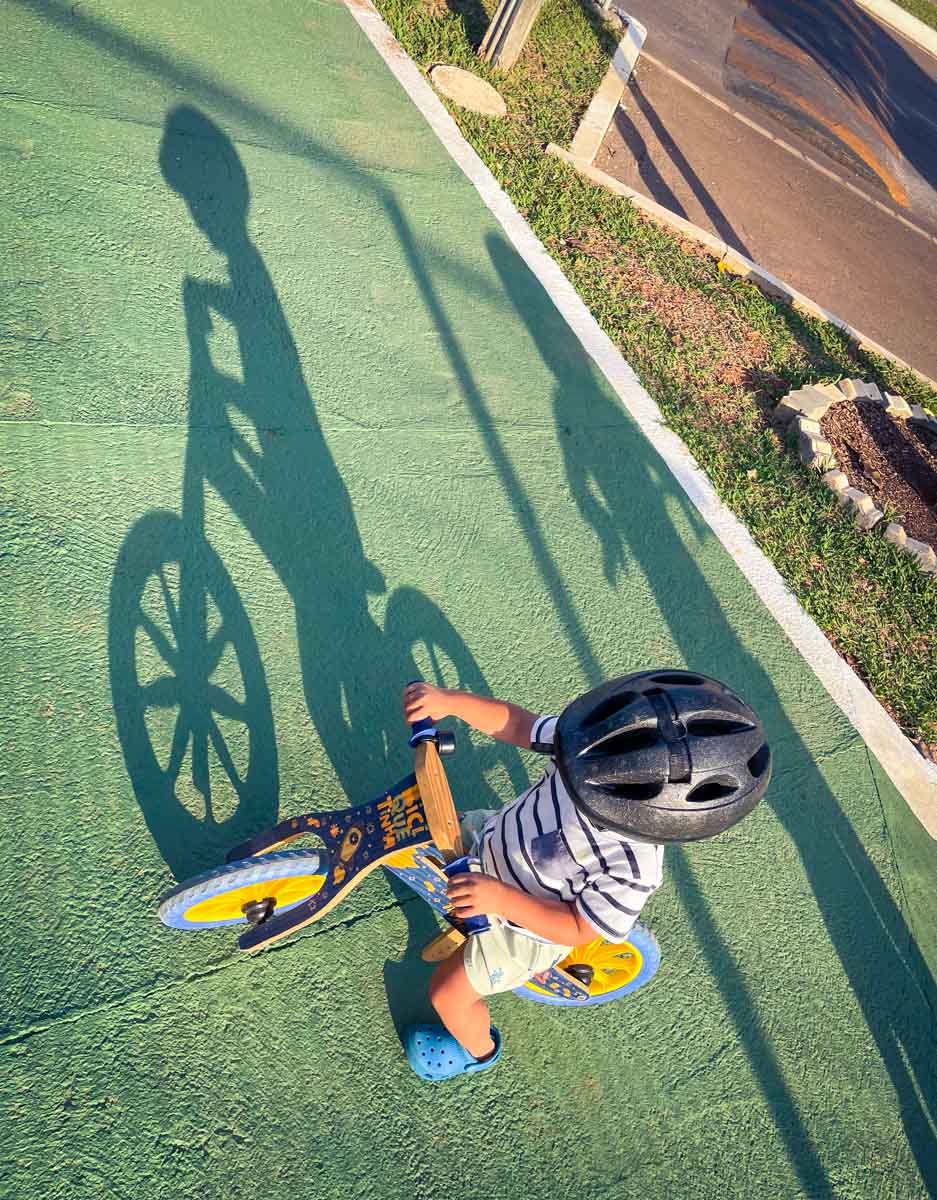 Sombra do Ben andando de bicicleta
